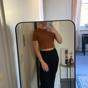 Skön ribbad croptop  - Fin croptop i stretchigt material! Nästan aldrig använt ☺️