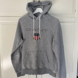 Hoodie Gant  - Fin ganthoodie som är lite sliten men ändå fint skick! 