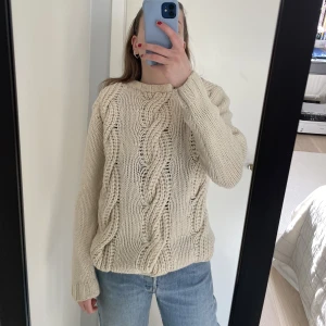 Cos tröja - Vit stickad tröja från Cos. Välanvänd.