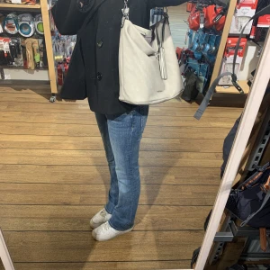 Väska - Säljer en sprillans ny väska eftersom jag fick två när jag fyllde år. Den har två fack men också en innerväska som man kan knäppa av som också har flera fack. Det följer även med ett längre band ifall man vill ha det. Nypris 600kr och säljer för 300kr❤️