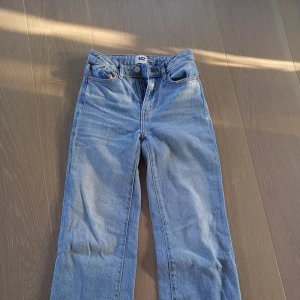 Blå jeans - Säljer ett par midwaist blå jeans från lager 157! Säljer pga att jag har växt ur dom. Tar endast Swish!Köparen betalar för frakten.