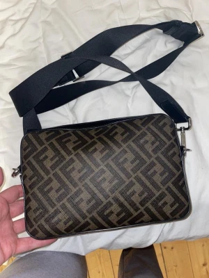 Fendi - Hej , säljer en fin fendi axelremsväska som är i bra skick 10/10 . Mitt pris är 6000kr. Kvitto medföljer.