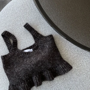 Stickad topp - Kabelstickad topp från zara i storlek S. Endast använd 1 gång så i nyskick. Säljes för 90kr💙