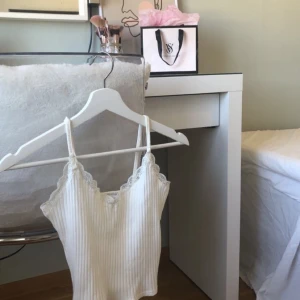 Linne  - Ett jätte fint linne med spets! Det är från  Topshop som inte finns längre! Stolek 38 men känns som 34. Fint sick! 