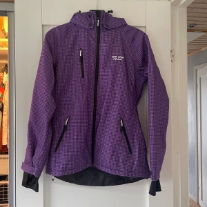 Softshell jacka - Väl använd! Passa ypperligt som en stall-jacka eller liknande slit och släng som man ej behöver vara särskilt rädd om! (obs. Jag har ej använt den runt något djur)