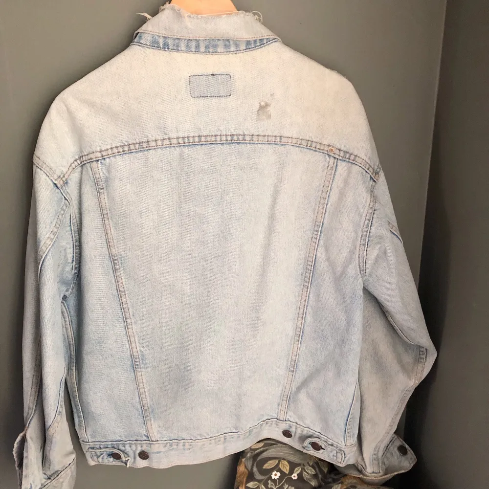 Säljer min vintage jeansjacka från Levis. Skulle säga att de är  Är i begagnat skick med några slitningar och hål. Vilket är som snyggast enligt mig 🙌🏻  300kr plus frakt . Jackor.