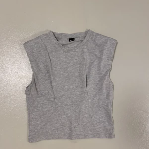 Topp - As snygg tröja med kortare armar. Sällan använt, alltså helt ny!!