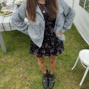 Klänning - Väldigt fin klänning ifrån zara. Har kommit till användning 2 gånger. Passar både under vinter och sommar💕 