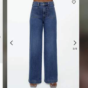 Superfina jeans från arket! Helt nya bara använda en gång. Måste sälja dom då de är fel storlek. Sköna och jättebekväma🤗köpta för 890kr frakt tillkommer💌