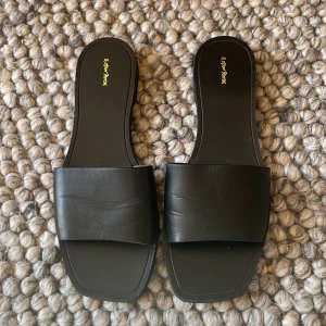 Sandal läder & Other stories - Sandal i svart läder från & Other stories  Storlek 39  Nypris: 890kr Använda en gång.