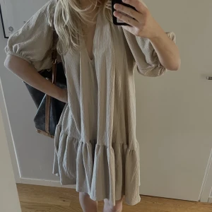 Klänning HM - Beige klänning från hm. Storlek M, men passar även mig som xs/s då jag gillar den lite större. Klänningen är bara använd fåtal gånger🌟