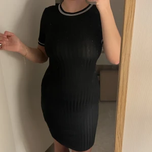 Klänningar - Fin svart sommarklänning, säljer den för den ej kommer till användning🖤💫