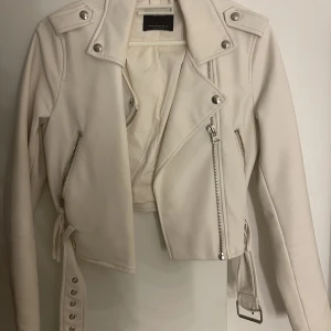 Skinnjacka - En vit skinnjacka från Bershka. 