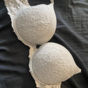 Push up BH - En push up BH i strl 80B. Vit färg