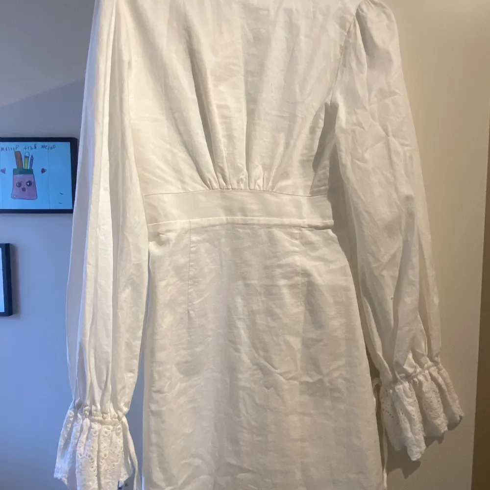 Säljer en vit klänning från adoore! Superfin men ej kommit till användning Oanvänd och nypris på 1395kr (prislappen sitter kvar)  Andra bilden är lånad!!. Klänningar.