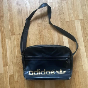 Adidas väska - Bra kvalité, förutom vissa små rispor. Köparen står för frakt, annars kan jag mötas upp.