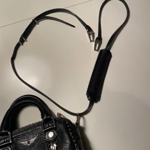 Zadig Axelrem  - En axelrem från min Zadig Nano Studs Bag där jag inte använder axelbandet, axelremmen är äkta Zadig men är använd vid ena änden ( se bild 3) därför drar jag ner priset kraftigt då ordinarie pris är runt över 1000.  Skriv vid frågor eller mer bilder!🤩