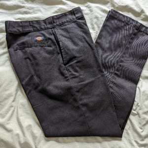Dickies 874 Original Fit Svart W32L32 - Svarta work pants från Dickies. Modell 874 Original Fit. W32 L32. Fint skick. Bild 2 & 3 från Carlings: https://carlings.com/sv/p/dickies-874-original-work-byxa--svart-byxor-chinos-unisex/7203465_F990?utm_source=google&utm_medium=cpc&utm_campaign=CAR_SE_G
