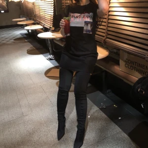 Vesace Jeans Couture klänning  - Säljer en superfin T-shirt klänning i storlek S.  Köptes för 3500 kr  Använts 1 gång, som ny. 