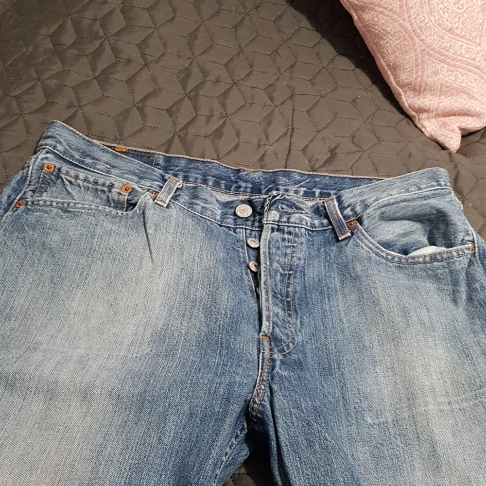 Jag säljer min Levis jeans i fin skick i storlek W34 L36. Köparen står för frakt. . Jeans & Byxor.
