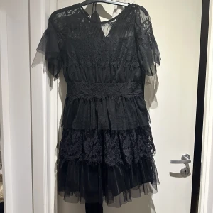 Svart klänning  - Svart klänning ifrån Only. Aldrig använd 🖤