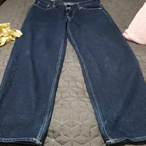 Jag säljer min man baggy jeans som är i jätte bra skick i storlek 32/32 från H&M. Köparen står för frakt. 