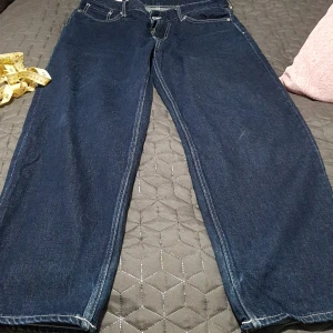 Jeans - Jag säljer min man baggy jeans som är i jätte bra skick i storlek 32/32 från H&M. Köparen står för frakt. 