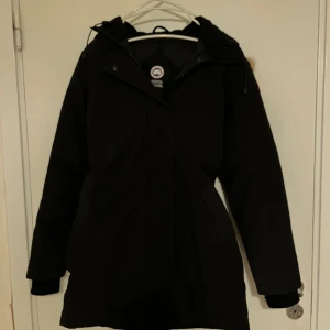 Canada goose jacka - En canada goose jacka, använd en vinter. I bra skick, storlek S, svart. Modell Victoria parka dam 