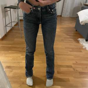 Jätte snygga jeans från zara i mörkblå lågmidjade. Knappt använda. Skriv för mer bilder💕