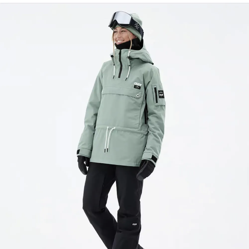 Säljer min snowboard jacka från Dope storlek S. Nypris 1899kr. Säljer för 800kr, går bra att komma med prisförslag🥰🥰köpt för 2 år sedan och använd en vecka om året ⛷️. Jackor.