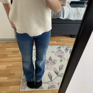 Snygga jeans i mycket gott skick💓 Köpta för 499 men säljer för 215. Perfekta nu till hösten🧡skriv för mått om du undrar