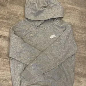 Super snygg grå Nike Hoodie i storlek S. Aldrig använd så helt ny!