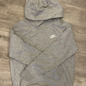 Grå Nike Hoodie  - Super snygg grå Nike Hoodie i storlek S. Aldrig använd så helt ny!