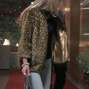 Leopard pälsjacka - Jättecool och snygg pälsjacka med leopardmönster 