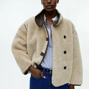 Superfin slutsåld jacka från Arket  - Oanvänd med prislapp kvar. Så fin men blev tyvärr fel storlek för mig