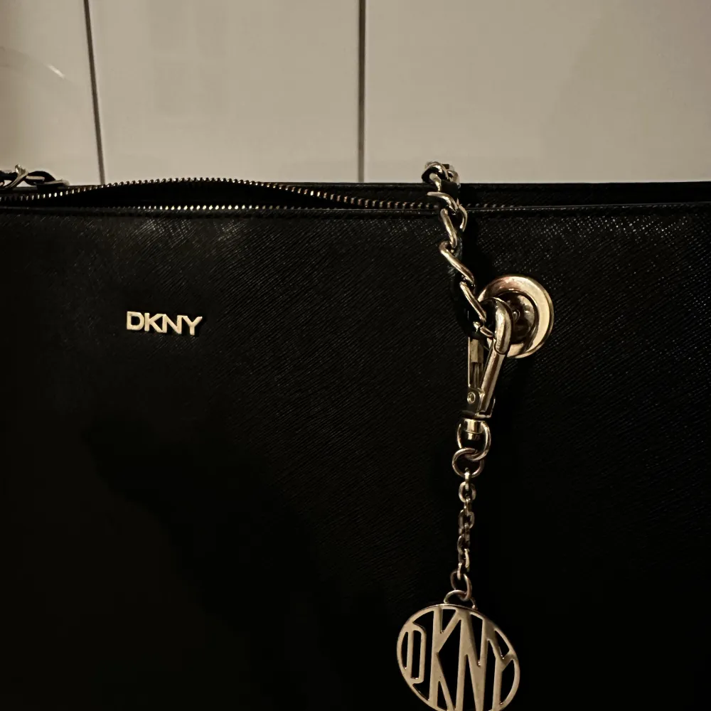 Väska från DKNY, knappt använd. Inga skavanker. Självklart äkta! Dustbag medföljer. Väskor.