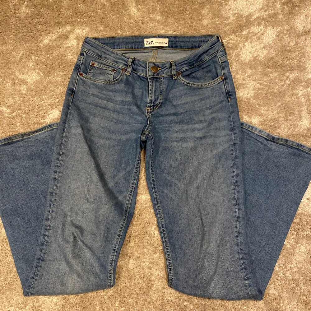 Super najs Lågmidjade bootcut jeans från Zara💕(säljer då dem är för stora på mig). Jeans & Byxor.