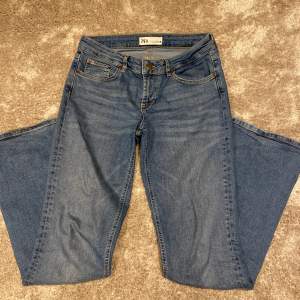 Super najs Lågmidjade bootcut jeans från Zara💕(säljer då dem är för stora på mig)