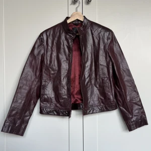 Skinnjacka - Vinröd skinnjacka i äkta läder❤️