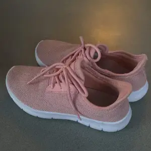 Ett par rosa ”spring” skor i storlek 36 använda några gånger. Bra skick men har nån tråd som sticker ut och lite smuts under sulan . Pris går att diskuteras 