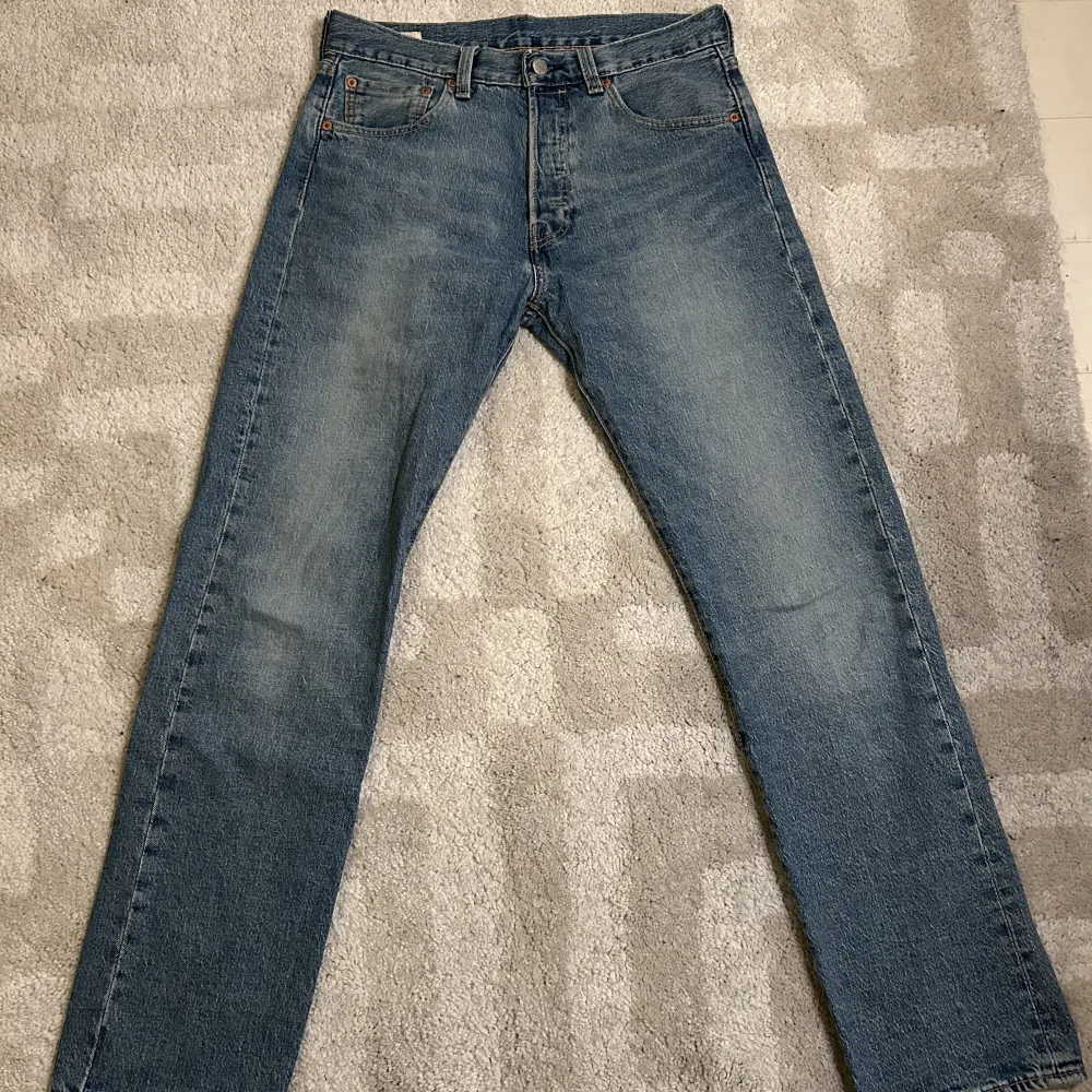 Säljer dessa klassiska Levis 501 jeans, väldig bra skick. Nypris 1300kr, skriv vid fler funderingar.. Jeans & Byxor.