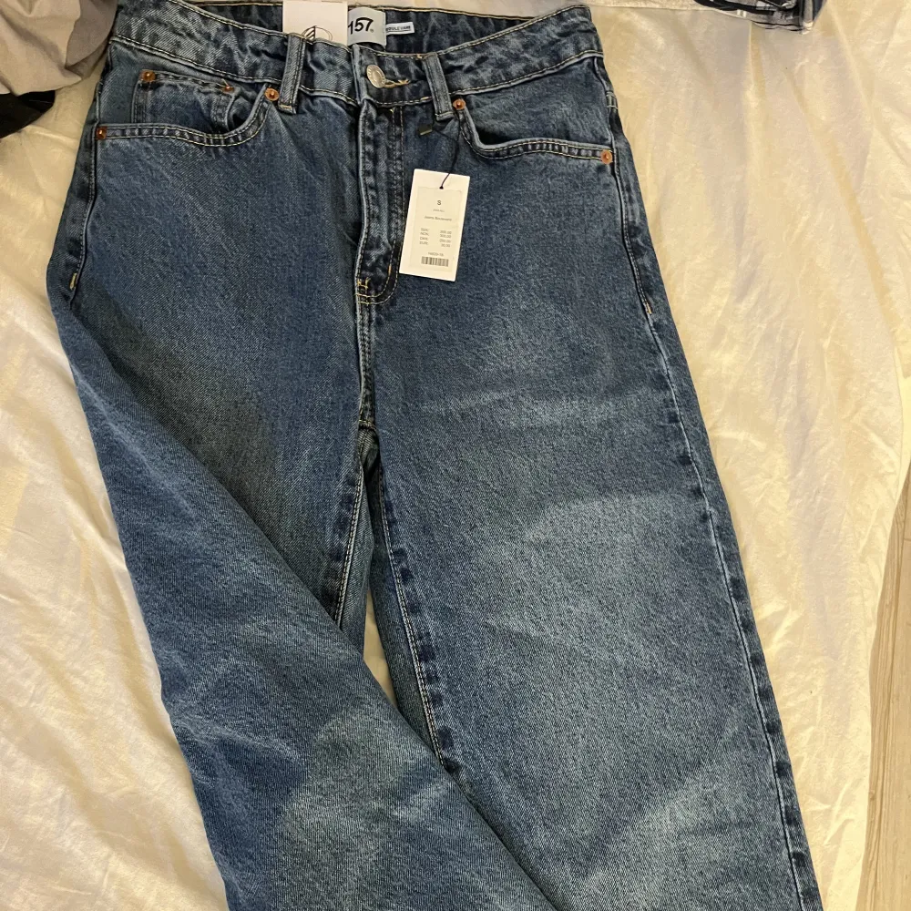 Säljer dessa fina jeans💙 säljer pågrund av de inte kommit till användning då jag har liknande. Aldrig använt. Nypris, 300. Jeans & Byxor.