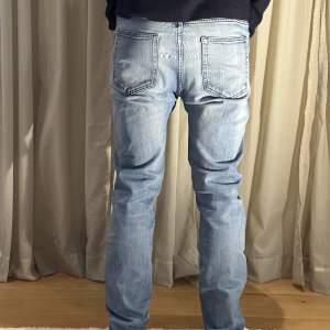 Ljusa jeans som inte är i nytt skick. Slim fit st W32/L32. 