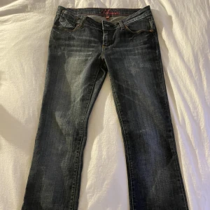 Lågmidjade vintage bootcut jeans - Såå snygga lågmidjade bootcut jeans🔥🔥 Midjemått:38 cm Innerbenslängd:79 cm  Skriv dm för fler bilder💗