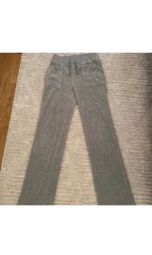 Gråa juicy couture byxor - Nästan helt nya. Använt 2 gånger och finner inga märken, hål eller liknande på byxorna. Storlek XS men passar XXS-M. MAN BUDAR ENDAST IFALL MAN KAN FULLFÖLJA BUDGIVNINGEN. FULLFÖLJER MAN INTE BUDGIVNINGEN BEGÅR MAN LAGBROTT