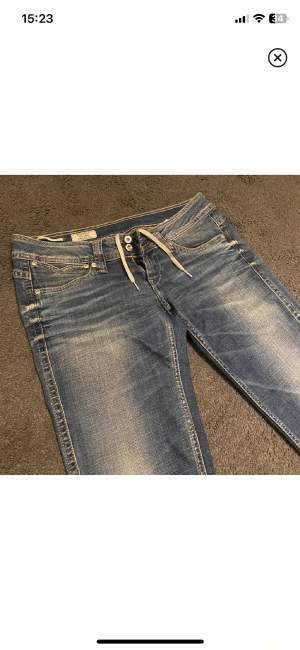 Lånade bilder❣️Säljer dessa sjukt snygga Pepe jeans som inte längre kommer till användning ❤️Det finns ett snöre i byxorna som man kan knyta om man vill att de ska sitta tajtare runt midjan 🤗De är lite söndertrampade längst ner skriv för frågor/bild❣️