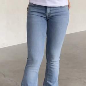 Säljer dessa skit snygga lågmidjade jeans ifrån lager 157 då de inte kommer till användning längre. Har dock sytt om dem så att de är typ 2-3 cm ännu mer lågmidjade där av priset💕
