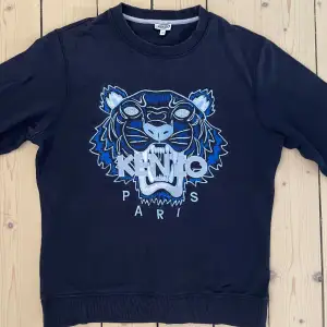 Säljer nu min Kenzo Tiger Embroidered Cotton Jersey Sweatshirt i Storlek M. Inköpt på Selfridges i London. Kvitto finns. Öppen för bud   Colour: Midnight blue  Size: M 