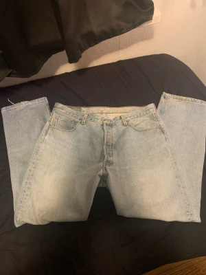 Levi’s 501 jeans  - Jätte snygga, bra skick, storleken är gammal men skulle säga att dom är som ett par L typ, skriv för mått 