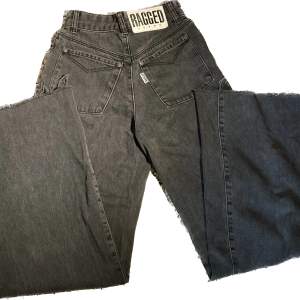 Jättecoola jeans från The Ragged Priest med väldigt vida ben, i använt skick men inga skador. Storlek: 24/xs. Hör av dig om du undrar något💗 Mått: Längd: 100cm Bredd byxben: 30cm Midja: 28,5cm